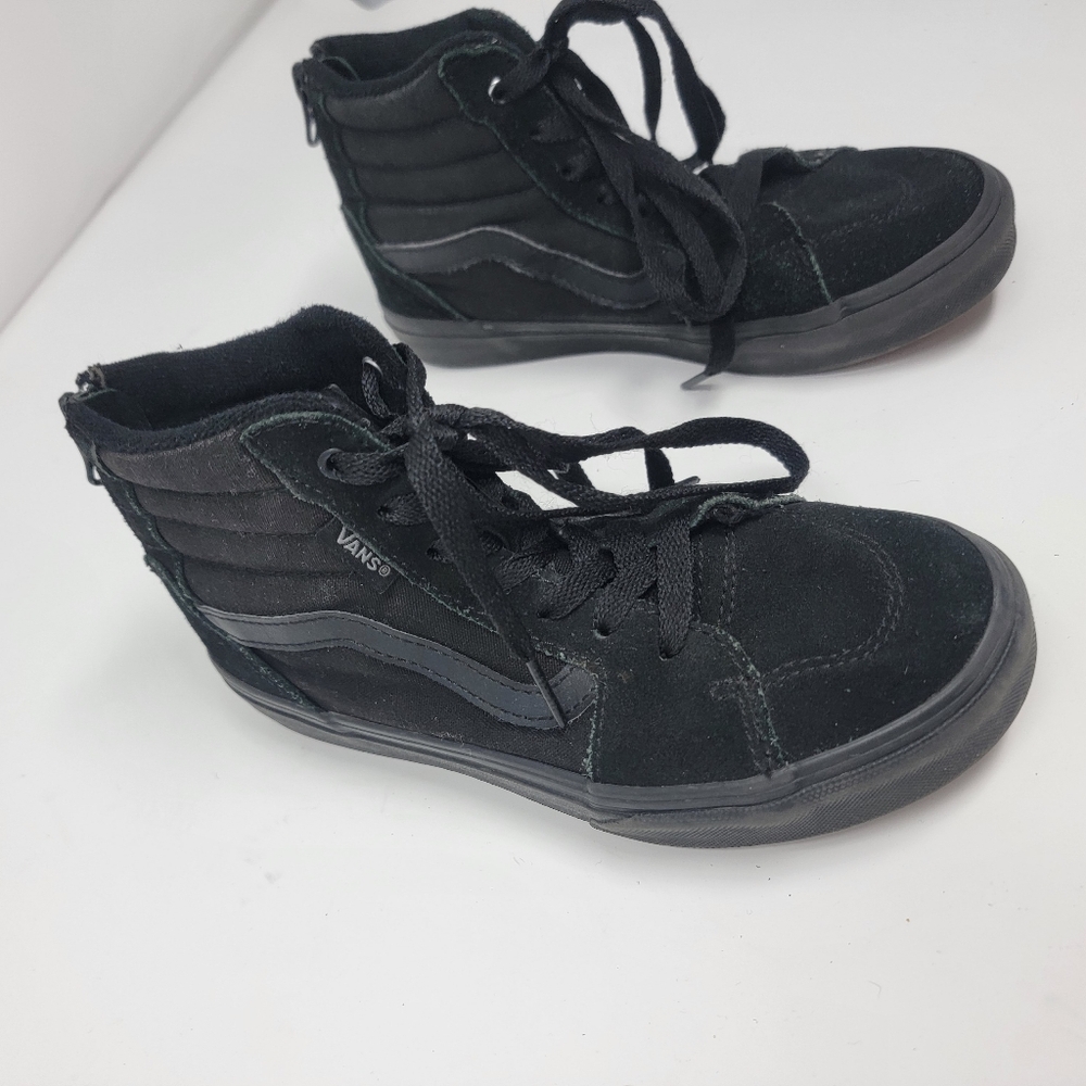 Big kids youth size 2 hi-top Traditional Vans skater shoes in great shape zip up